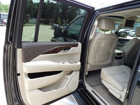 Used 2017 Cadillac Escalade ESV Luxury image 29