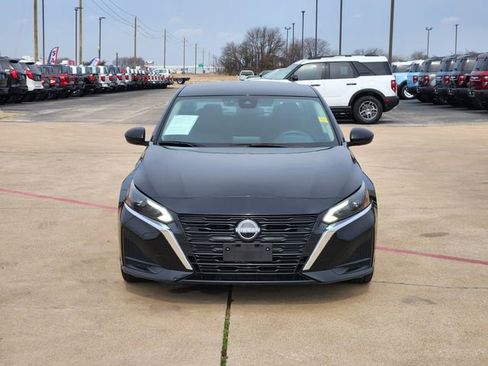 Used 2024 Nissan Altima 2.5 SV image 2