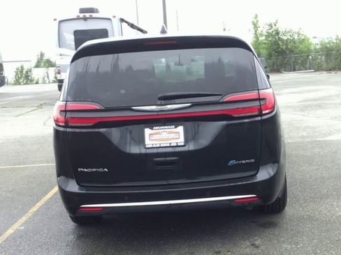 Used 2024 Chrysler Pacifica Select image 7