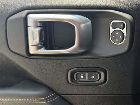 Used 2025 Jeep Gladiator Mojave AWD/4WD image 25
