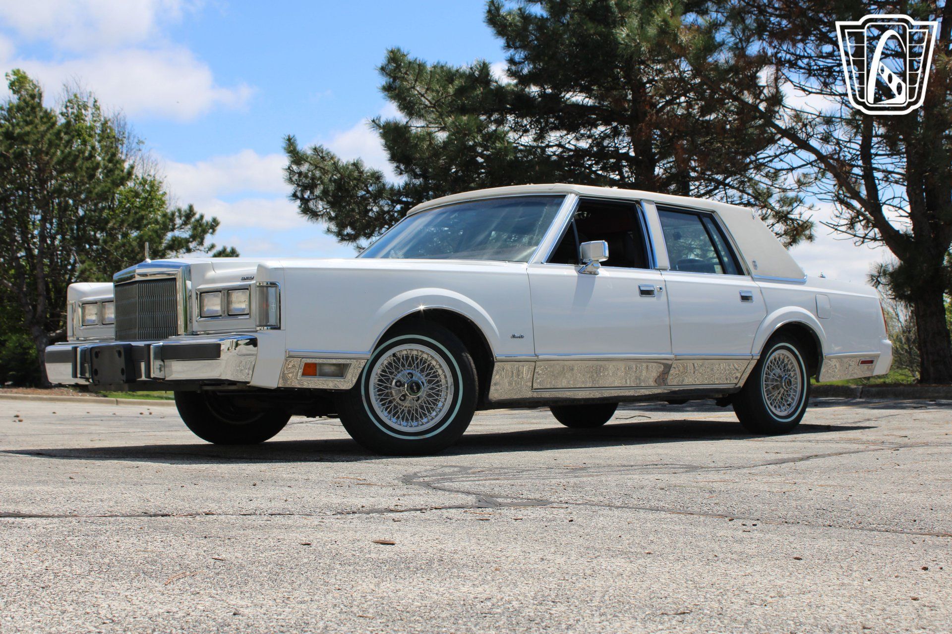 Used 1988 Lincoln Town Car Signature RWD image 3