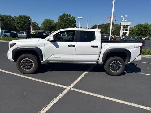 Used 2024 Toyota Tacoma TRD Off-Road image 8
