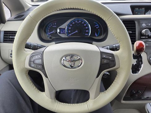 Used 2011 Toyota Sienna XLE w/ Entertainment Pkg image 12