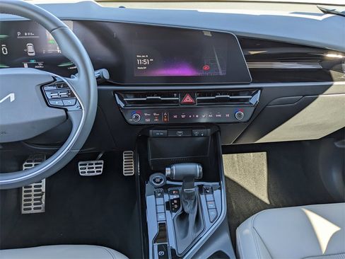 Certified 2024 Kia Niro EX Touring image 17