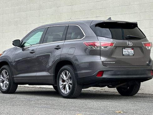 Used 2016 Toyota Highlander Plus w/ Preferred Accessory Package FWD image 6