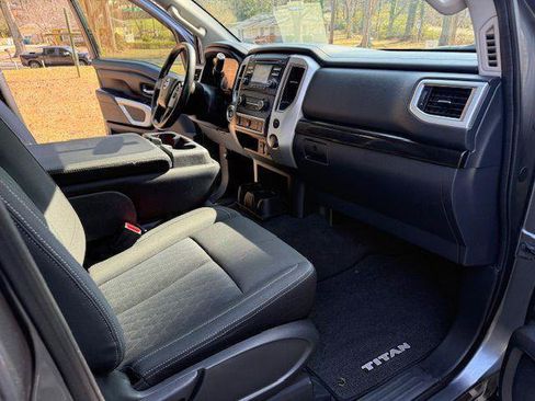 Used 2017 Nissan Titan SV image 9