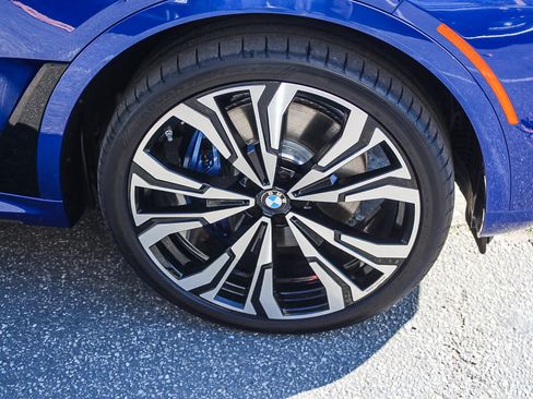 Used 2025 BMW X7 M60i image 9