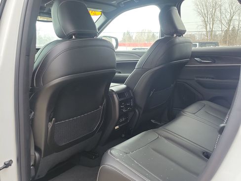 Used 2024 Jeep Grand Cherokee Limited image 20