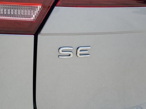 Used 2023 Volkswagen Tiguan SE w/ Panoramic Sunroof Package FWD image 7