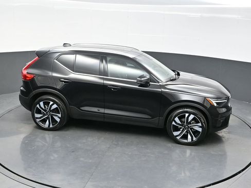 Used 2025 Volvo XC40 B5 Plus image 32