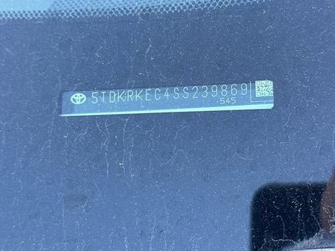 Used 2025 Toyota Sienna LE image 3