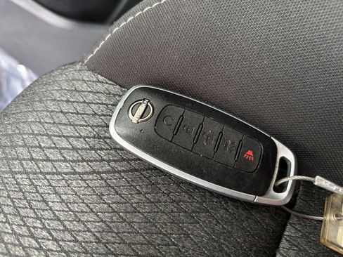 Used 2025 Nissan Rogue SV FWD image 25