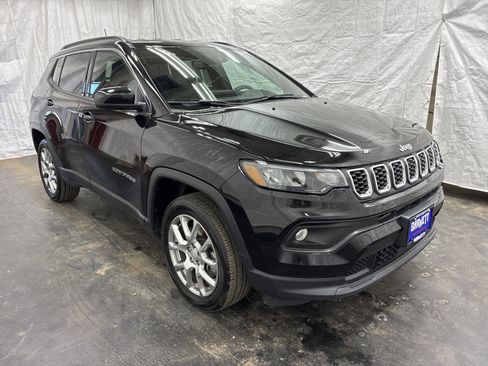 Used 2024 Jeep Compass Latitude AWD/4WD image 4