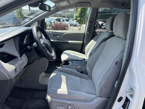 Used 2018 Toyota Sienna LE w/ Carpet Mat Package FWD image 26