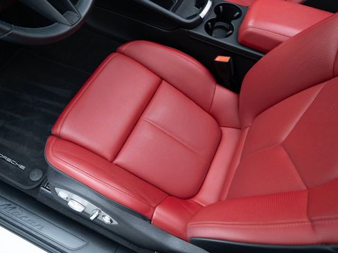 Certified 2025 Porsche Macan image 16