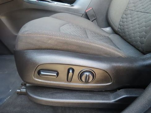 Used 2019 Chevrolet Equinox LT AWD/4WD image 16