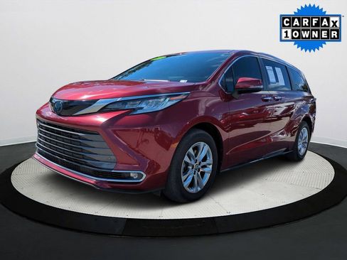 Used 2023 Toyota Sienna Limited image 1