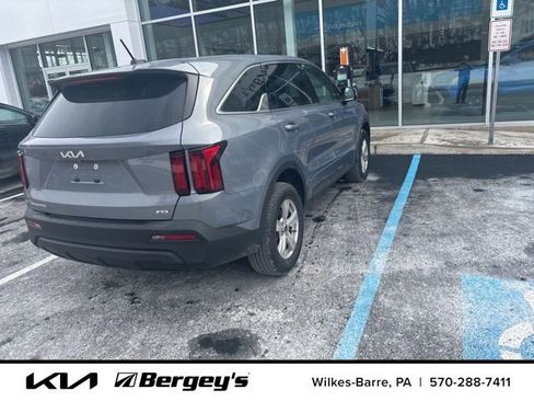 Used 2023 Kia Sorento LX image 5