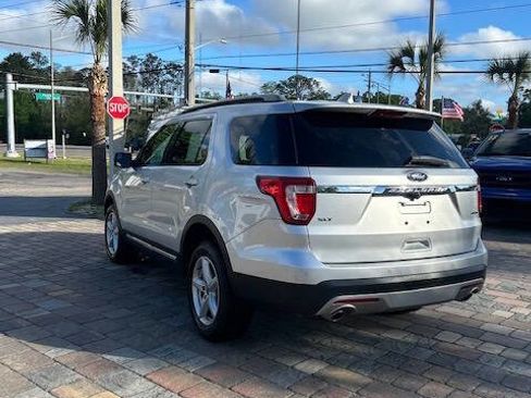 Used 2017 Ford Explorer XLT image 9