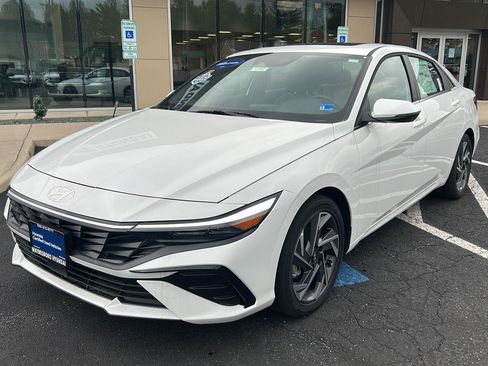 Certified 2025 Hyundai Elantra Limited FWD image 2