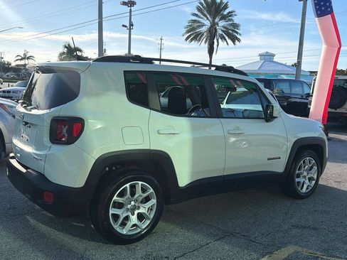 Used 2018 Jeep Renegade Latitude FWD image 5