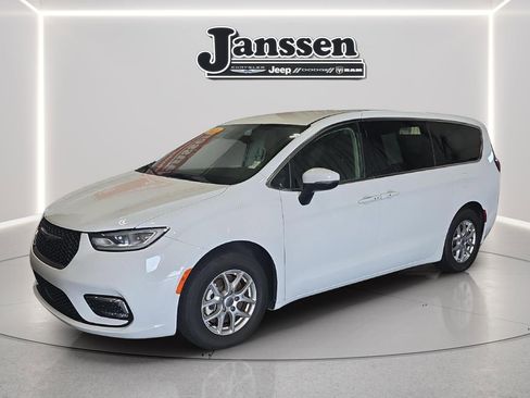 Used 2023 Chrysler Pacifica Touring-L FWD image 1