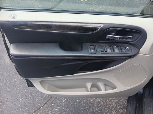 Used 2012 Chrysler Town & Country Touring w/ Entertainment Group #1 FWD image 13