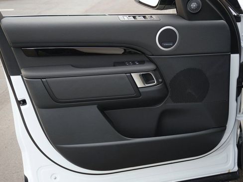 Used 2025 Land Rover Discovery S image 11