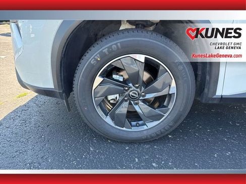 Used 2024 Nissan Rogue SV image 14