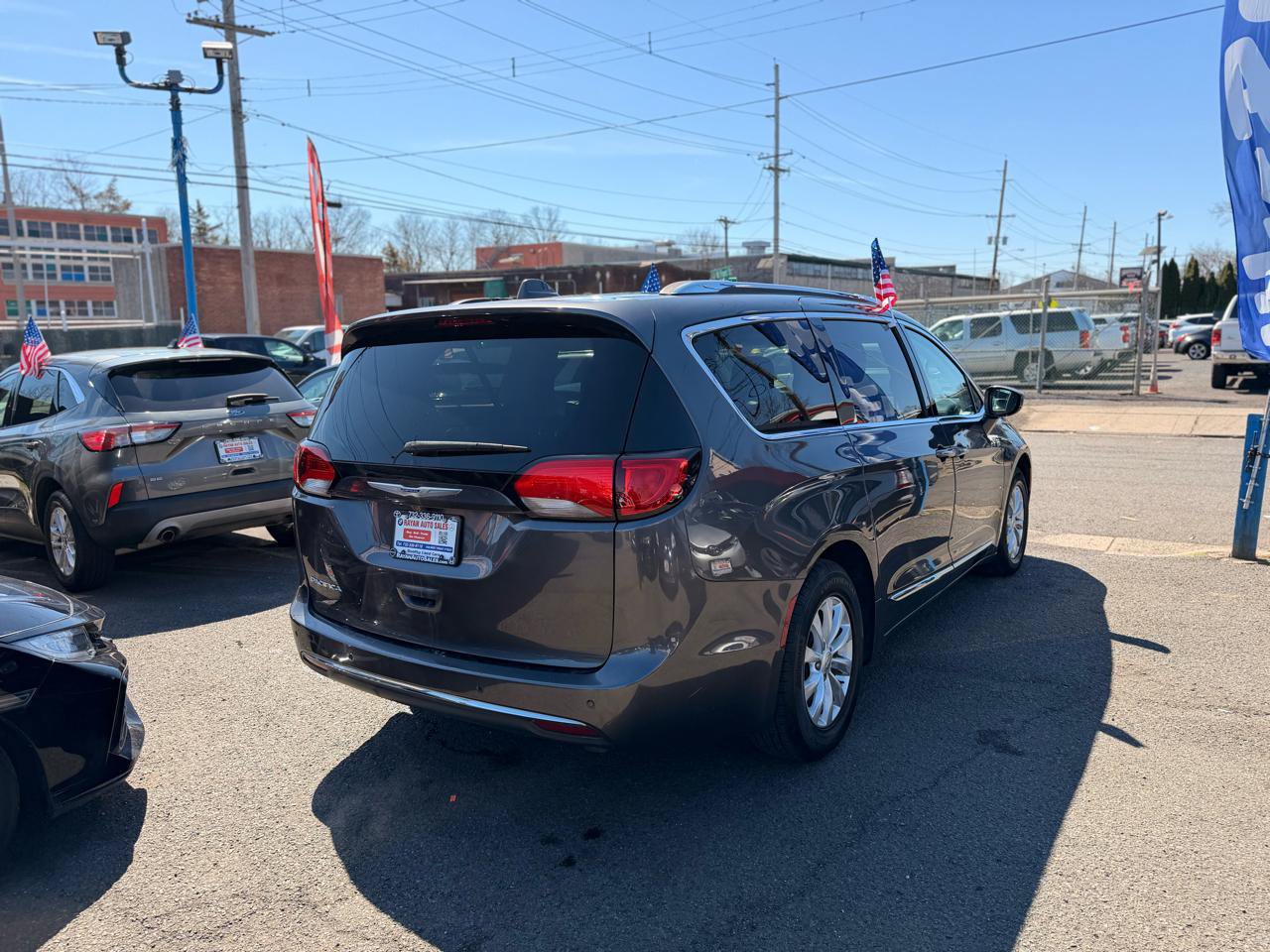 Used 2019 Chrysler Pacifica Touring-L FWD image 4