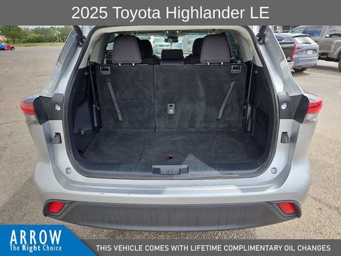 Used 2025 Toyota Highlander LE FWD image 18