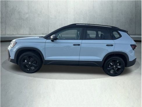 New 2026 Volkswagen Taos SE image 2