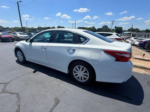 Used 2016 Nissan Altima 2.5 S w/ Power Driver Seat Package FWD image 5