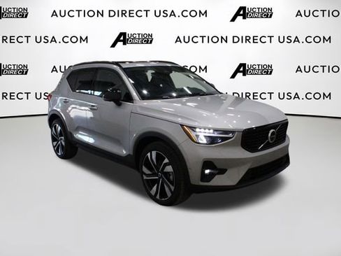 Used 2025 Volvo XC40 B5 Plus image 2