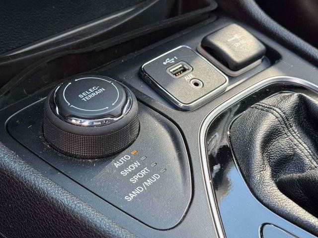 Certified 2020 Jeep Cherokee Limited AWD/4WD image 30