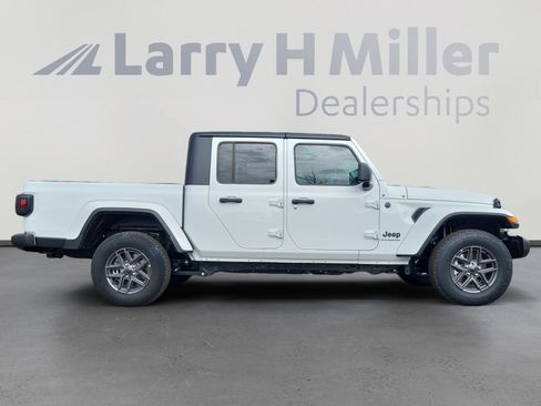 New 2025 Jeep Gladiator Sport image 6