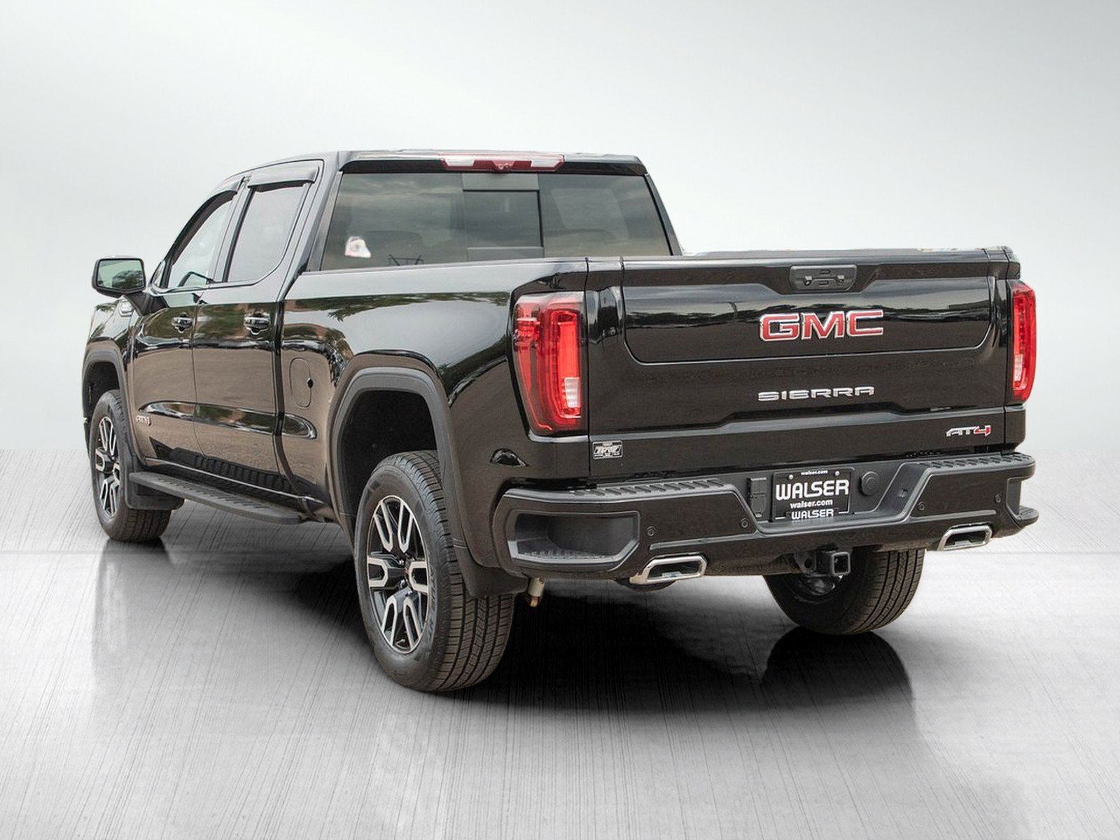 Used 2025 GMC Sierra 1500 AT4 w/ Technology Package AWD/4WD image 3