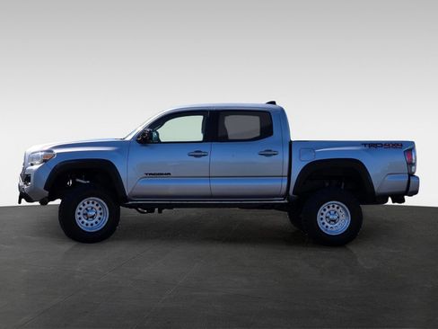 Used 2021 Toyota Tacoma TRD Off-Road w/ Technology Package AWD/4WD image 8