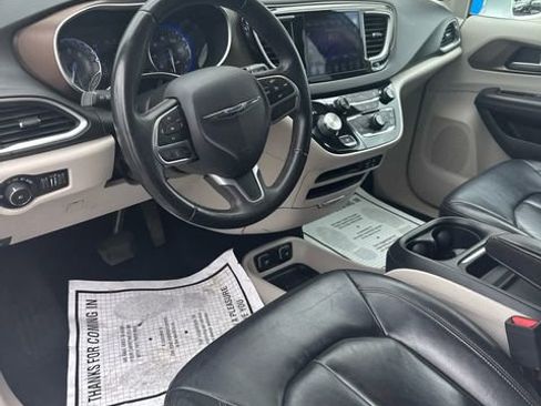 Used 2017 Chrysler Pacifica Touring-L image 10