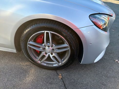 Used 2017 Mercedes-Benz E 300 4MATIC image 4