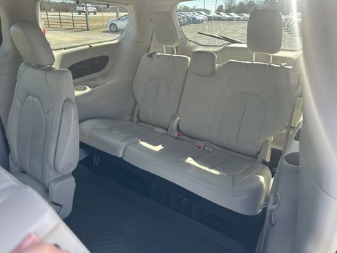 Used 2017 Chrysler Pacifica Touring-L Plus w/ Advanced Safetytec Group image 19