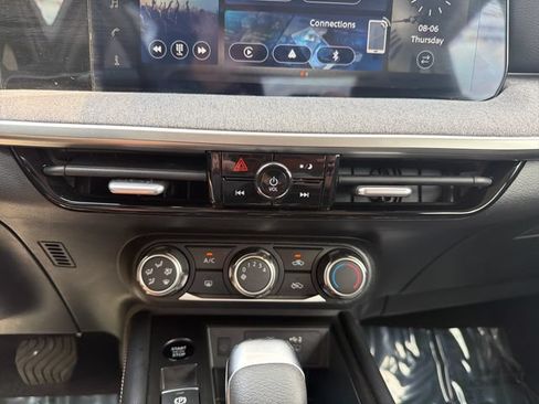 Used 2025 Nissan Kicks SV AWD/4WD image 19
