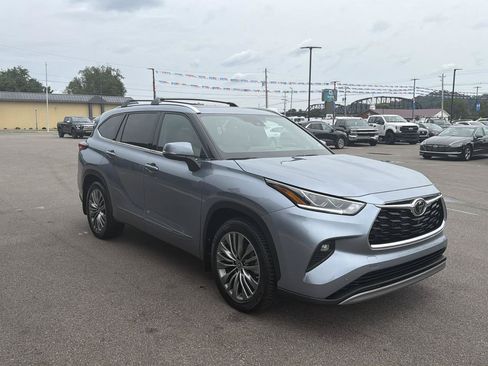 Used 2022 Toyota Highlander Platinum AWD/4WD image 3