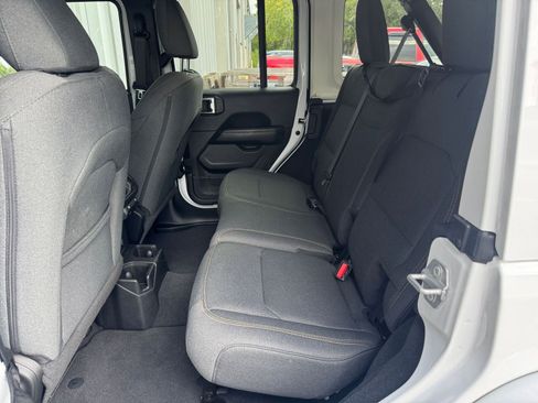 Used 2025 Jeep Wrangler Sahara image 22