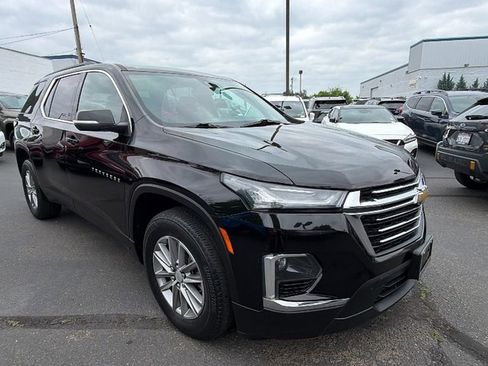 Used 2023 Chevrolet Traverse LT FWD image 2