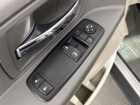 Used 2008 Chrysler Town & Country LX FWD image 22