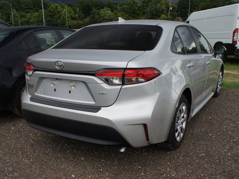 Used 2023 Toyota Corolla LE w/ Carpet Mat Package (TMS) FWD image 5