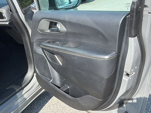 Used 2025 Chrysler Pacifica Select FWD image 18