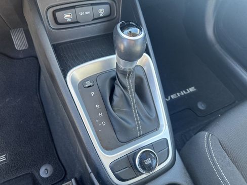 Used 2023 Hyundai Venue SEL image 29