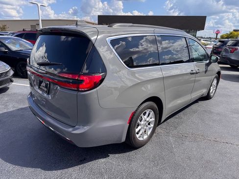 Used 2022 Chrysler Pacifica Touring-L FWD image 5